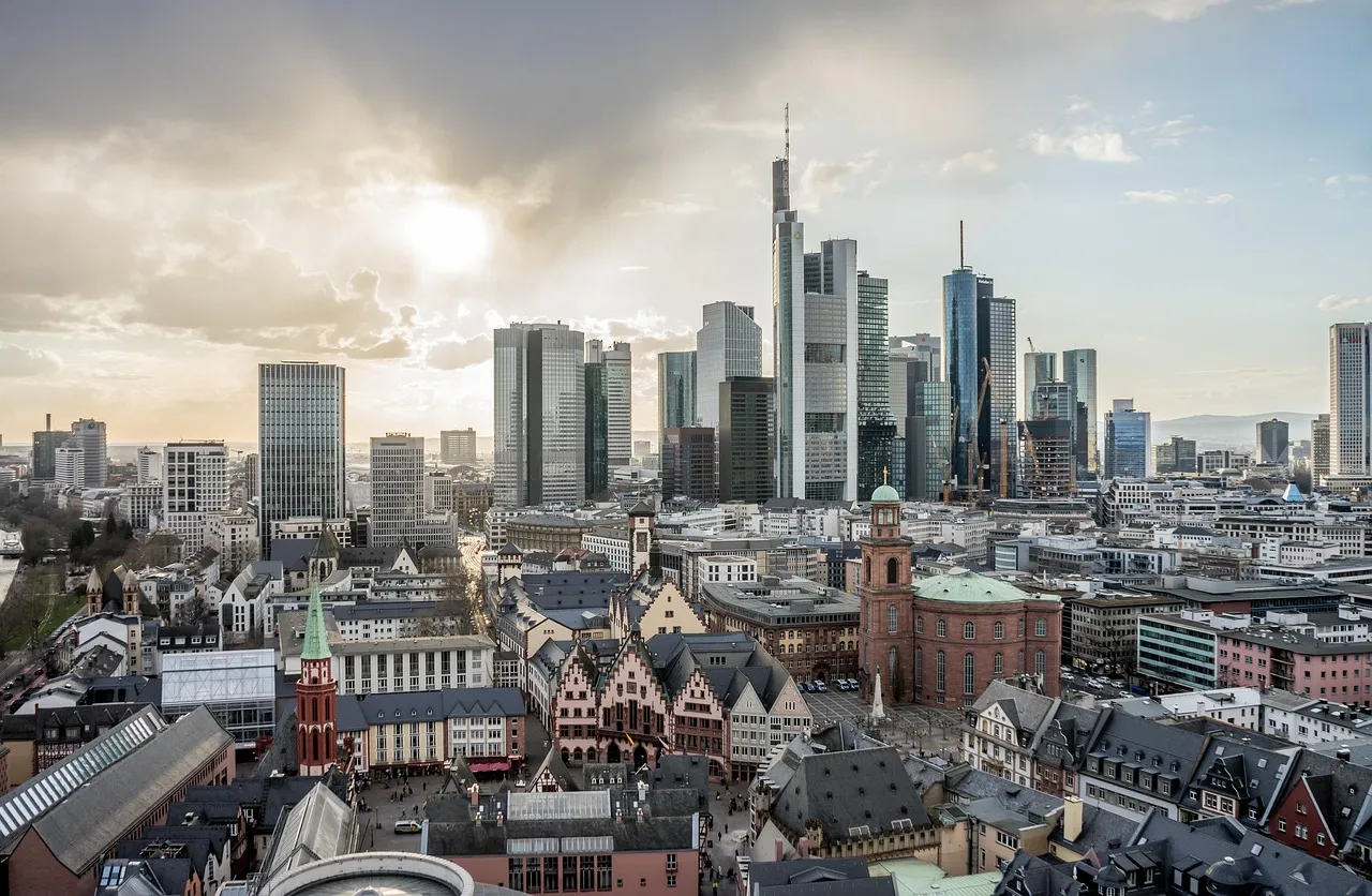 Flight-tracked airport car service at Frankfurt Airport (FRA) in Frankfurt
