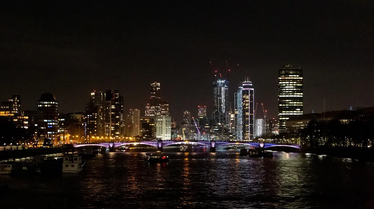 Flight-tracked airport car service at London City Airport (LCY) in London