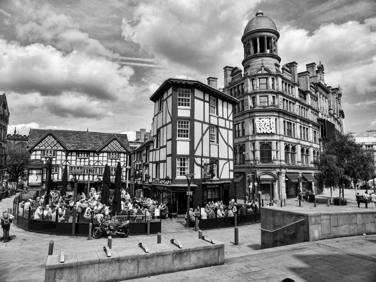 Flight-tracked airport car service at Manchester Airport (MAN) in Manchester