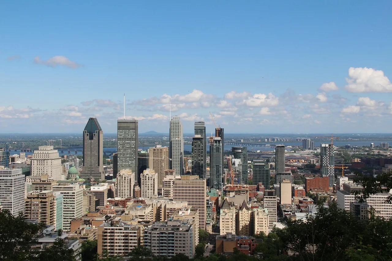 Flight-tracked airport car service at Montréal-Trudeau International Airport (YUL) in Montréal